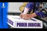 La confirmación de un inminente periodo extraordinario de sesiones en el Congreso de la Unión —adelantado por la diputada oficialista Mariana Benítez Tiburcio— representa el reconocimiento explícito, desde las entrañas del bloque gobernante, de que la reforma judicial aprobada originalmente requería una urgente cirugía de contención. El anuncio de que la Comisión Permanente activará los mecanismos parlamentarios para dictaminar en comisiones y votar en el pleno de San Lázaro una "reforma a la reforma" no es un repliegue ideológico, sino un ejercicio de supervivencia técnica y logística ante un escenario electoral que amenazaba con volverse impracticable. La propuesta, impulsada originalmente por un ala moderada e institucional de Morena integrada por figuras como la propia Benítez, Javier Corral, Alfonso Ramírez Cuéllar y la exministra Olga Sánchez Cordero, fue finalmente arropada por la Presidencia de la República tras evaluar el caótico ensayo de las urnas en 2025. La diputada federal subraya los beneficios de simplificar el proceso de votación y reintroducir criterios de evaluación profesional en la selección de juzgadores. "Es muy positivo que se haya reflexionado y escuchado nuestra propuesta de reformar la reforma judicial. Separar los comicios políticos de 2027 de la elección judicial en 2028 aliviará la enorme complejidad que esto representaba para el INE. Además, es un acierto rescatar el examen de conocimientos; uno no se va a meter a un quirófano con un doctor que no sabe usar el bisturí. También vamos a reducir drásticamente el número de candidaturas en las boletas. Yo fui a votar en el proceso anterior y la cantidad de nombres era una pesadilla inacabable, una locura para el ciudadano. Estos cambios van a abonar a la certidumbre jurídica." — Mariana Benítez Tiburcio, Diputada Federal.







COMENTA ESTE VIDEO Y COMPARTELO CON TUS AMIGOS

Para más información entra: https://www.youtube.com/watch?v=6pLXCoJQvPE


No olvides dejarnos tus comentarios y visitarnos en 

Sitio: http://pro.imagenradio.com.mx 
Facebook: https://www.facebook.com/ImagenRadio/?locale=es_LA
Twitter: https://x.com/Imagen_Mx
Suscríbete a nuestro canal:  https://www.youtube.com/channel/UCB0BUmdBOrH9mYU2ebs1eWA


#imagenradio #noticiasenvivo