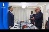 La inédita revelación de imágenes por parte de la CIA y de la oficina de representación de Estados Unidos en La Habana sobre el viaje del director de la inteligencia estadounidense, John Ratcliffe, a Cuba, confirma la existencia de un canal de comunicación de alto nivel que opera en este mayo de 2026. A decir del Dr. Rafael Rojas, profesor del Centro de Estudios Históricos del Colegio de México, este escenario no responde a una distensión ideológica, sino a una negociación forzada por una estrategia de asfixia económica fulminante diseñada desde la Casa Blanca. El diseño de presión de la administración de Donald Trump ha seguido una progresión quirúrgica que ha colocado al régimen de la isla en una precariedad logística terminal. Primero, la orden ejecutiva del 29 de enero congeló los suministros de crudo al amenazar con aranceles a intermediarios de México, Venezuela y Rusia; posteriormente, las sanciones de mayo desmantelaron las operaciones financieras del consorcio militar Gaesa; y finalmente, se emitieron castigos individualizados contra los cuadros civiles del Partido Comunista.






COMENTA ESTE VIDEO Y COMPARTELO CON TUS AMIGOS

Para más información entra: https://www.youtube.com/watch?v=6pLXCoJQvPE


No olvides dejarnos tus comentarios y visitarnos en 

Sitio: http://pro.imagenradio.com.mx 
Facebook: https://www.facebook.com/ImagenRadio/?locale=es_LA
Twitter: https://x.com/Imagen_Mx
Suscríbete a nuestro canal:  https://www.youtube.com/channel/UCB0BUmdBOrH9mYU2ebs1eWA


#imagenradio #noticiasenvivo