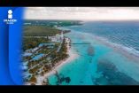 La suspensión —hasta ahora provisional— de la ampliación del puerto de cruceros y el mega parque acuático proyectados por la naviera internacional Royal Caribbean en el poblado costero de Mahahual, Quintana Roo, representa una victoria de la organización civil, pero al mismo tiempo expone las graves carencias e inconsistencias jurídicas con las que la Secretaría de Medio Ambiente y Recursos Naturales (Semarnat) gestiona la política ecológica del país en este mayo de 2026. A través del análisis de Cristina Rivas, politóloga e internacionalista y Rodrigo Elizarrás, consultor y analista, queda en evidencia que el modelo de desarrollo turístico intensivo está rebasando los límites de la sostenibilidad en los litorales mexicanos, operando bajo un esquema destructivo: "arrancar obras y pedir perdón después".







COMENTA ESTE VIDEO Y COMPARTELO CON TUS AMIGOS

Para más información entra: https://www.youtube.com/watch?v=6pLXCoJQvPE


No olvides dejarnos tus comentarios y visitarnos en 

Sitio: http://pro.imagenradio.com.mx 
Facebook: https://www.facebook.com/ImagenRadio/?locale=es_LA
Twitter: https://x.com/Imagen_Mx
Suscríbete a nuestro canal:  https://www.youtube.com/channel/UCB0BUmdBOrH9mYU2ebs1eWA


#imagenradio #noticiasenvivo
