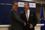 Samantha Contreras, Analista Económica en México Cómo Vamos, nos habla sobre que el secretario de Economía, Marcelo Ebrard, difundió que la IED creció 10.4%, en el primer trimestre de 2026; el Banco de México, Banamex y Banco Base difundieron que al comparar con las cifras actualizadas hay una contracción de 3.37%.

#ied #ebrard #banxico 

COMENTA ESTE VIDEO Y COMPARTELO CON TUS AMIGOS

Para más información entra: http://www.youtube.com/ImagenRadioLive

No olvides dejarnos tus comentarios y visitarnos en

Facebook: https://www.facebook.com/ImagenRadio
X: https://twitter.com/Imagen_Mx
Sitio: http://pro.imagenradio.com.mx


Suscríbete a nuestro canal: https://www.youtube.com/channel/UCB0BUmdBOrH9mYU2ebs1eWA



#ImagenRadioEnVivo #NoticiasEnVivo