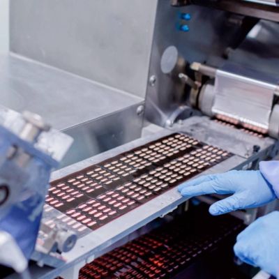 En entrevista con Rogelio Varela, Rafael Gual Cosío, Director General de la Cámara Nacional de la Industria Farmacéutica y de Dispositivos Médicos (CANIFARMA) señala que las empresas farmacéuticas nacionales e internacionales anunciaron, en conjunto, inversiones por más de 21,000 millones de pesos hacia el 2030 en México para la producción de medicamentos, vacunas, dispositivos médicos e insumos.
Rafael Gual, señaló que la industria farmacéutica mantiene la confianza en México y continuará invirtiendo en el país. Subrayó que es necesario que exista “reciprocidad” por parte del gobierno para generar las condiciones que permitan concretar las inversiones.
#canafirma #inversion #gobierno
COMENTA ESTE VIDEO Y COMPARTELO CON TUS AMIGOS
Para más información entra: http://www.youtube.com/ImagenRadioLive
No olvides dejarnos tus comentarios y visitarnos en
Facebook: https://www.facebook.com/ImagenRadio
X: https://twitter.com/Imagen_Mx
Sitio: http://pro.imagenradio.com.mx
Suscríbete a nuestro canal: https://www.youtube.com/channel/UCB0BUmdBOrH9mYU2ebs1eWA
#ImagenRadioEnVivo #NoticiasEnVivo