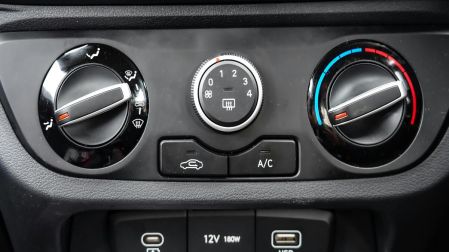 El tablero y controles de regulación de temperatura de un auto