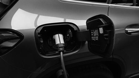 Auto eléctrico conectado a su fuente de alimentación