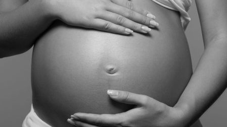 ¿Un embarazo gemelar siempre termina en cesárea? Mitos y realidades