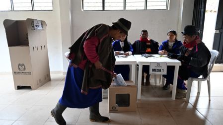 De la Espriella asegura que lleva "el colorido del Caribe", donde creció "al estilo de Tom Sawyer" pescando y jugando en el campo.