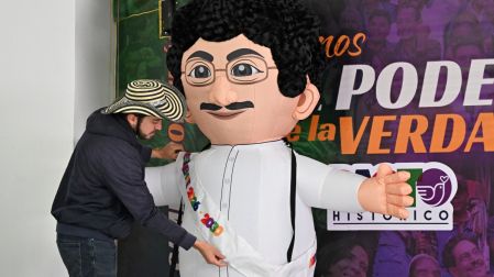Sus detractores lo llaman "heredero de las FARC" por la relación de confianza que estableció con los jefes rebeldes durante el proceso de paz.