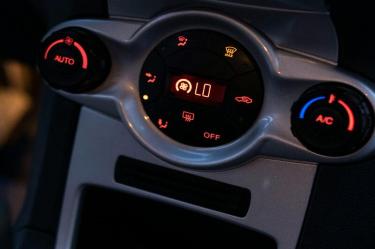 El interior del tablero de la calefacción de un auto