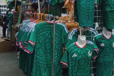 “Bara, bara': seis de cada 10 jerseys del Mundial podrían ser ilegales o piratas.