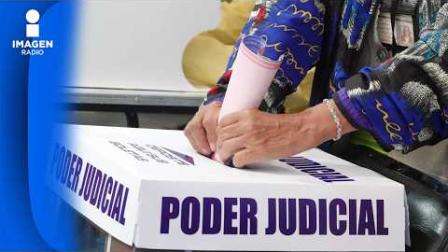 La confirmación de un inminente periodo extraordinario de sesiones en el Congreso de la Unión —adelantado por la diputada oficialista Mariana Benítez Tiburcio— representa el reconocimiento explícito, desde las entrañas del bloque gobernante, de que la reforma judicial aprobada originalmente requería una urgente cirugía de contención. El anuncio de que la Comisión Permanente activará los mecanismos parlamentarios para dictaminar en comisiones y votar en el pleno de San Lázaro una "reforma a la reforma" no es un repliegue ideológico, sino un ejercicio de supervivencia técnica y logística ante un escenario electoral que amenazaba con volverse impracticable. La propuesta, impulsada originalmente por un ala moderada e institucional de Morena integrada por figuras como la propia Benítez, Javier Corral, Alfonso Ramírez Cuéllar y la exministra Olga Sánchez Cordero, fue finalmente arropada por la Presidencia de la República tras evaluar el caótico ensayo de las urnas en 2025. La diputada federal subraya los beneficios de simplificar el proceso de votación y reintroducir criterios de evaluación profesional en la selección de juzgadores. "Es muy positivo que se haya reflexionado y escuchado nuestra propuesta de reformar la reforma judicial. Separar los comicios políticos de 2027 de la elección judicial en 2028 aliviará la enorme complejidad que esto representaba para el INE. Además, es un acierto rescatar el examen de conocimientos; uno no se va a meter a un quirófano con un doctor que no sabe usar el bisturí. También vamos a reducir drásticamente el número de candidaturas en las boletas. Yo fui a votar en el proceso anterior y la cantidad de nombres era una pesadilla inacabable, una locura para el ciudadano. Estos cambios van a abonar a la certidumbre jurídica." — Mariana Benítez Tiburcio, Diputada Federal.







COMENTA ESTE VIDEO Y COMPARTELO CON TUS AMIGOS

Para más información entra: https://www.youtube.com/watch?v=6pLXCoJQvPE


No olvides dejarnos tus comentarios y visitarnos en 

Sitio: http://pro.imagenradio.com.mx 
Facebook: https://www.facebook.com/ImagenRadio/?locale=es_LA
Twitter: https://x.com/Imagen_Mx
Suscríbete a nuestro canal:  https://www.youtube.com/channel/UCB0BUmdBOrH9mYU2ebs1eWA


#imagenradio #noticiasenvivo