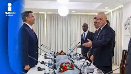 La inédita revelación de imágenes por parte de la CIA y de la oficina de representación de Estados Unidos en La Habana sobre el viaje del director de la inteligencia estadounidense, John Ratcliffe, a Cuba, confirma la existencia de un canal de comunicación de alto nivel que opera en este mayo de 2026. A decir del Dr. Rafael Rojas, profesor del Centro de Estudios Históricos del Colegio de México, este escenario no responde a una distensión ideológica, sino a una negociación forzada por una estrategia de asfixia económica fulminante diseñada desde la Casa Blanca. El diseño de presión de la administración de Donald Trump ha seguido una progresión quirúrgica que ha colocado al régimen de la isla en una precariedad logística terminal. Primero, la orden ejecutiva del 29 de enero congeló los suministros de crudo al amenazar con aranceles a intermediarios de México, Venezuela y Rusia; posteriormente, las sanciones de mayo desmantelaron las operaciones financieras del consorcio militar Gaesa; y finalmente, se emitieron castigos individualizados contra los cuadros civiles del Partido Comunista.
COMENTA ESTE VIDEO Y COMPARTELO CON TUS AMIGOS
Para más información entra: https://www.youtube.com/watch?v=6pLXCoJQvPE
No olvides dejarnos tus comentarios y visitarnos en
Sitio: http://pro.imagenradio.com.mx
Facebook: https://www.facebook.com/ImagenRadio/?locale=es_LA
Twitter: https://x.com/Imagen_Mx
Suscríbete a nuestro canal: https://www.youtube.com/channel/UCB0BUmdBOrH9mYU2ebs1eWA
#imagenradio #noticiasenvivo