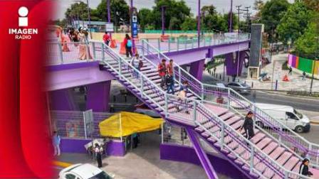 La saturación de las vialidades, puentes y estaciones del Metro de la Ciudad de México con iconografía de ajolotes y una paleta de colores lila y morada configura, bajo la lupa de Carlos Martínez, Periodista especialista en derechos humanos, una sofisticada estrategia de violencia cromática institucional y purplewashing (lavado feminista). Lejos de ser una inocua decisión de diseño urbano, la apropiación de los colores históricamente ligados a las luchas feministas internacionales (el 8M) y la movilización civil representa una maniobra de distracción política para eludir las responsabilidades de una administración que, bajo el mismo grupo político, suma ya más de un cuarto de siglo gobernando la capital del país en este 2026. El especialista devela la cara más oscura del urbanismo oficialista: el uso de tonalidades lila y moradas para maquillar la impunidad. "No es el color lo que ofende, sino la instrumentalización de una lucha histórica sin asumir la responsabilidad de los feminicidios y el desastre urbano", acusa; alista denuncia colectiva.







COMENTA ESTE VIDEO Y COMPARTELO CON TUS AMIGOS

Para más información entra: https://www.youtube.com/watch?v=6pLXCoJQvPE


No olvides dejarnos tus comentarios y visitarnos en 

Sitio: http://pro.imagenradio.com.mx 
Facebook: https://www.facebook.com/ImagenRadio/?locale=es_LA
Twitter: https://x.com/Imagen_Mx
Suscríbete a nuestro canal:  https://www.youtube.com/channel/UCB0BUmdBOrH9mYU2ebs1eWA


#imagenradio #noticiasenvivo