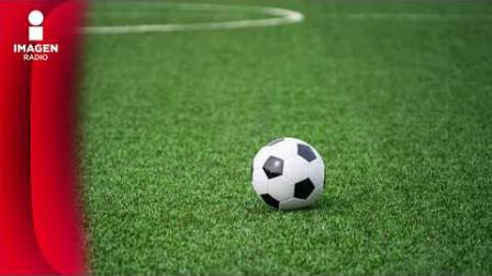 A escasos 23 días de que ruede el balón en la cancha del Estadio Ciudad de México, las condiciones logísticas, financieras y operativas de la Ciudad de México para encarar la justa mundialista de este mayo-junio de 2026 no reflejan una fiesta cívica, sino un proceso de gentrificación urbana y exclusión social acelerada. De acuerdo con Paulina Chavira, Asesora lingüística, autora del antimanual de lenguaje igualitario, para todos, todas, todas, todes, no te confundas, comentarista de fútbol femenil y Juan Jesús Garza, Maestro en derechos humanos y Doctor en filosofía del derecho. Miembro del Sistema Nacional de Investigadores e Investigador del Instituto de Investigaciones jurídicas de la UNAM, la capital del país padece los estragos de una planeación tardía que prioriza las exigencias comerciales de la FIFA por encima de los derechos elementales a la movilidad y el bienestar de los habitantes originarios.








COMENTA ESTE VIDEO Y COMPARTELO CON TUS AMIGOS

Para más información entra: https://www.youtube.com/watch?v=6pLXCoJQvPE


No olvides dejarnos tus comentarios y visitarnos en 

Sitio: http://pro.imagenradio.com.mx 
Facebook: https://www.facebook.com/ImagenRadio/?locale=es_LA
Twitter: https://x.com/Imagen_Mx
Suscríbete a nuestro canal:  https://www.youtube.com/channel/UCB0BUmdBOrH9mYU2ebs1eWA


#imagenradio #noticiasenvivo