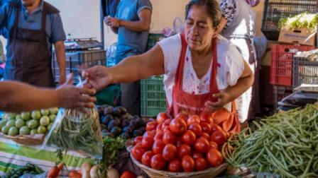 Hoy en AnálisisSuperior, David Páramo entrevista a Juan Carlos Anaya, Director de GCMA, para entender las causas detrás de este comportamiento en los precios y qué factores están presionando la inflación alimentaria en México.
#INFLACION #JITOMATE #PRECIOS
COMENTA ESTE VIDEO Y COMPARTELO CON TUS AMIGOS
Para más información entra: http://www.youtube.com/ImagenRadioLive
No olvides dejarnos tus comentarios y visitarnos en
Facebook: https://www.facebook.com/ImagenRadio
X: https://twitter.com/Imagen_Mx
Sitio: http://pro.imagenradio.com.mx
Suscríbete a nuestro canal: https://www.youtube.com/channel/UCB0BUmdBOrH9mYU2ebs1eWA
#ImagenRadioEnVivo #NoticiasEnVivo