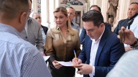 Roberto Gil Zuarth, asesor jurídico de la gobernadora Maru Campos, señaló que el citatorio contiene términos ambiguos sobre el carácter de la comparecencia.

#GILZUARTH #MARUCAMPOS #COMPARECENCIA 

COMENTA ESTE VIDEO Y COMPARTELO CON TUS AMIGOS

Para más información entra: http://www.youtube.com/ImagenRadioLive

No olvides dejarnos tus comentarios y visitarnos en

Facebook: https://www.facebook.com/ImagenRadio
X: https://twitter.com/Imagen_Mx
Sitio: http://pro.imagenradio.com.mx


Suscríbete a nuestro canal: https://www.youtube.com/channel/UCB0BUmdBOrH9mYU2ebs1eWA



#ImagenRadioEnVivo #NoticiasEnVivo